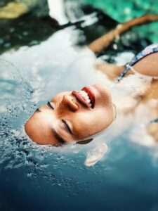 A women with head floating in the water